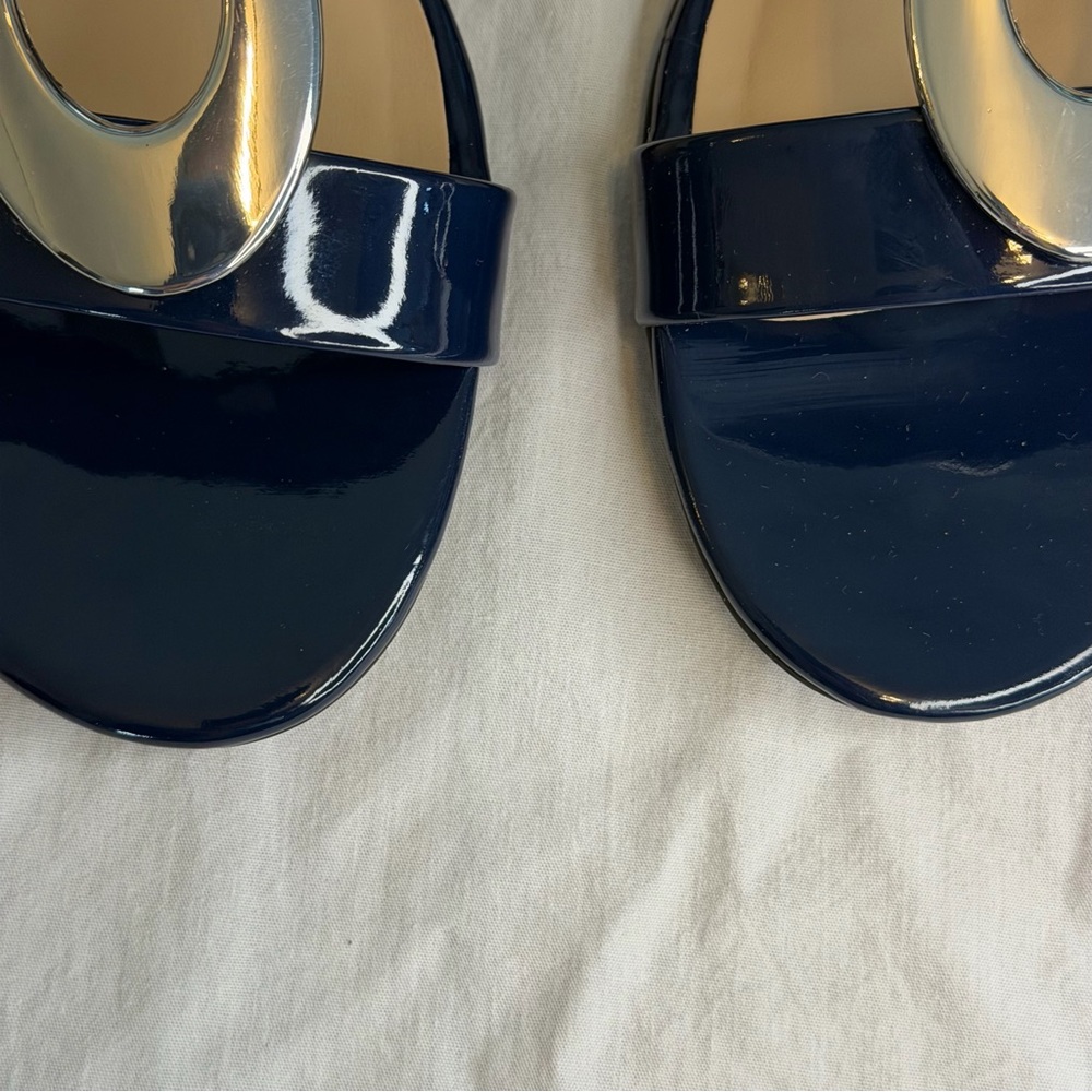 Karen Scott Navy Patent T-Strap Sandals with Silver Accent - Picture 5 of 9